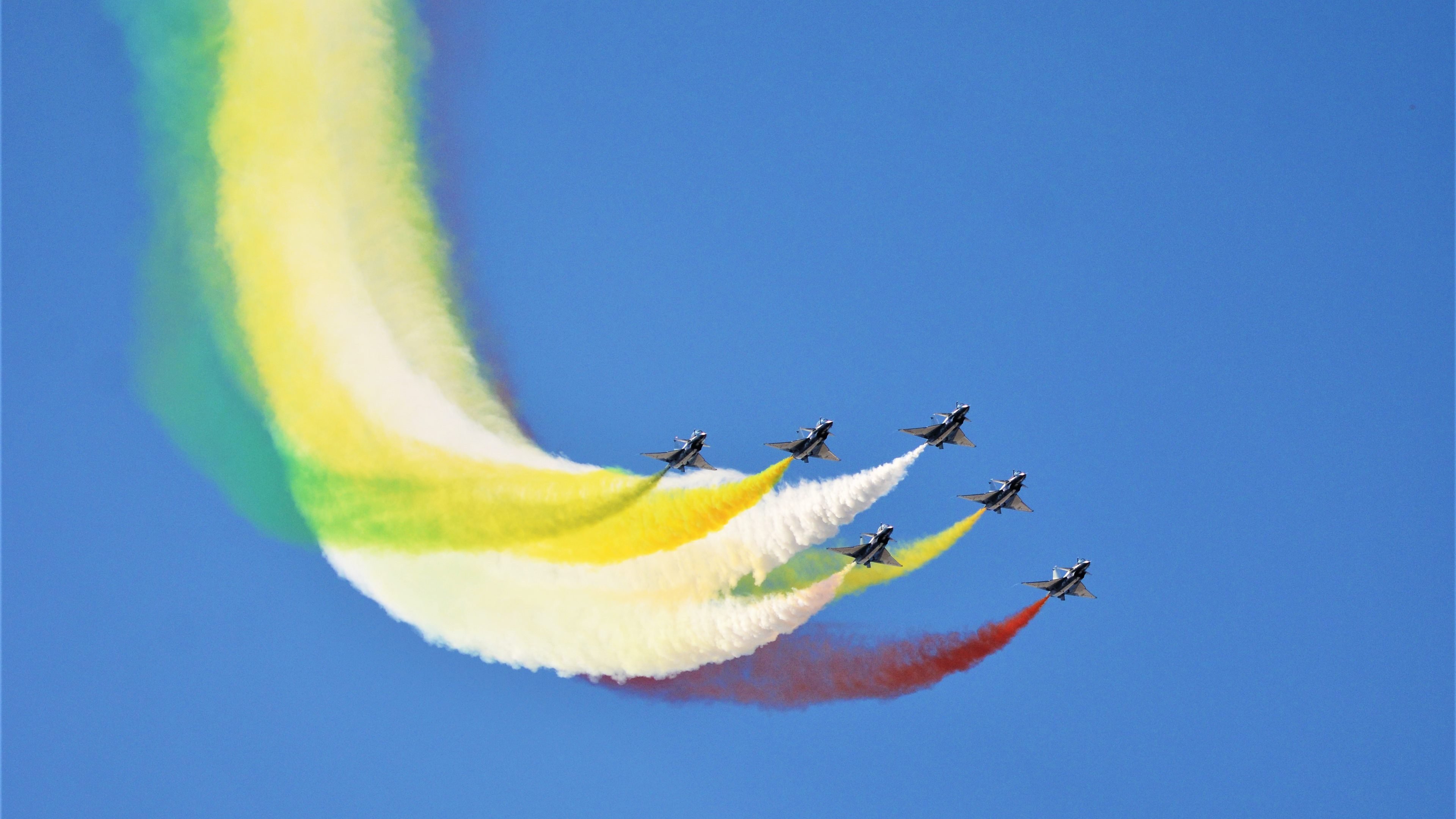 街道狂飙与绿茵逆转，速度与毅力的双城记